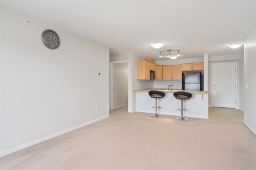 302-8200 4 Street Ne, Calgary, AB - Indoor Photo Showing Kitchen
