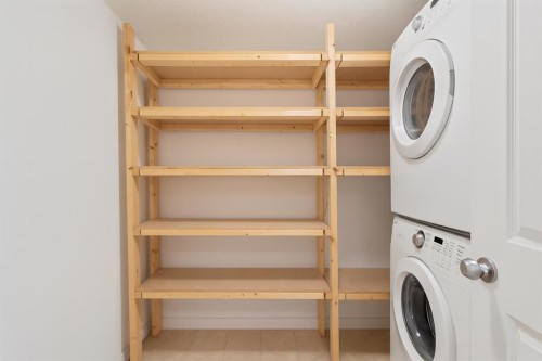 302-8200 4 Street Ne, Calgary, AB - Indoor Photo Showing Kitchen