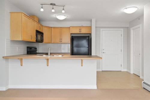 302-8200 4 Street Ne, Calgary, AB - Indoor Photo Showing Kitchen