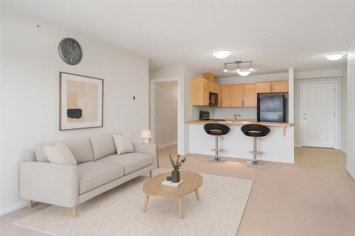 302-8200 4 Street Ne, Calgary, AB - Indoor Photo Showing Kitchen