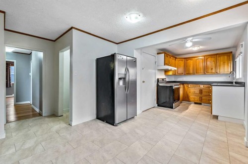 30 Crescent Road East, Okotoks, AB - Indoor Photo Showing Kitchen