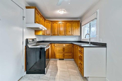 30 Crescent Road East, Okotoks, AB - Indoor Photo Showing Kitchen