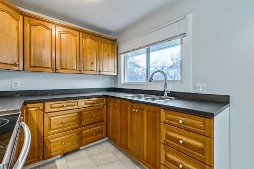 30 Crescent Road East, Okotoks, AB - Indoor Photo Showing Kitchen With Double Sink