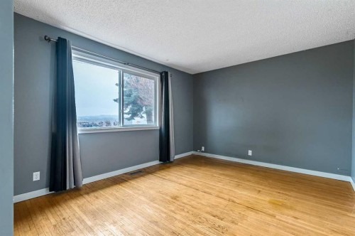 30 Crescent Road East, Okotoks, AB - Indoor Photo Showing Other Room