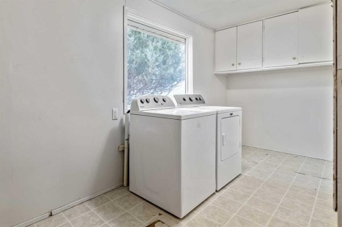 30 Crescent Road East, Okotoks, AB - Indoor Photo Showing Laundry Room