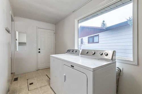 30 Crescent Road East, Okotoks, AB - Indoor Photo Showing Laundry Room