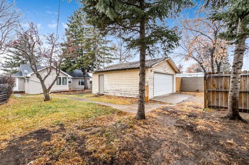 30 Crescent Road East, Okotoks, AB - Outdoor