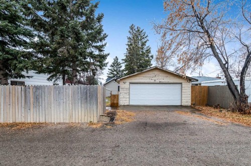 30 Crescent Road East, Okotoks, AB - Outdoor