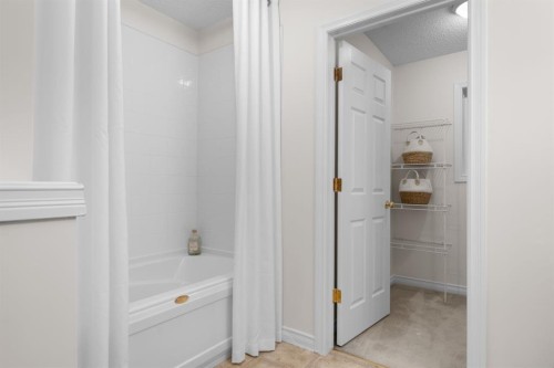 89 Crystalridge Close, Okotoks, AB - Indoor Photo Showing Bathroom