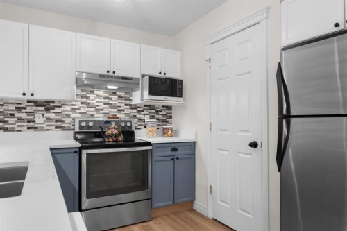 89 Crystalridge Close, Okotoks, AB - Indoor Photo Showing Kitchen