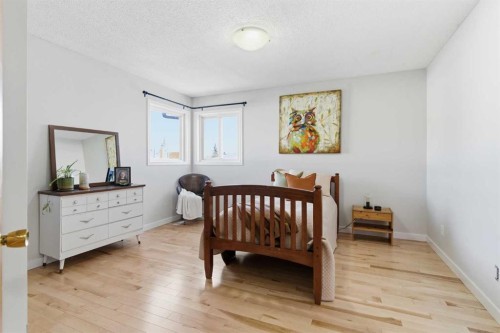 239 Sandpiper Place Nw, Calgary, AB - Indoor Photo Showing Bedroom