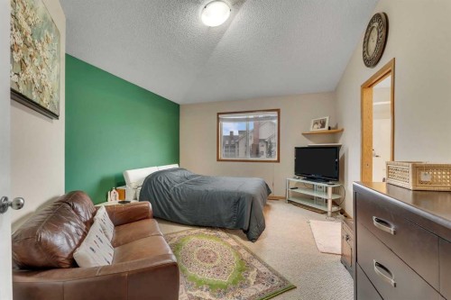 172 Covehaven Road Ne, Calgary, AB - Indoor Photo Showing Bedroom