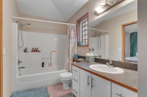 172 Covehaven Road Ne, Calgary, AB - Indoor Photo Showing Bathroom