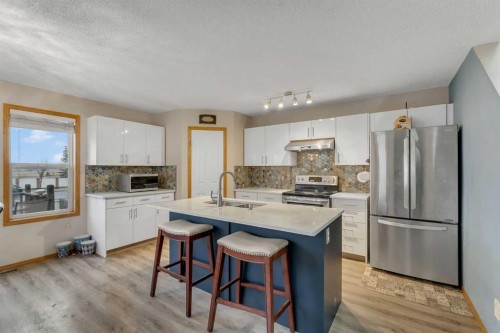 172 Covehaven Road Ne, Calgary, AB - Indoor Photo Showing Kitchen