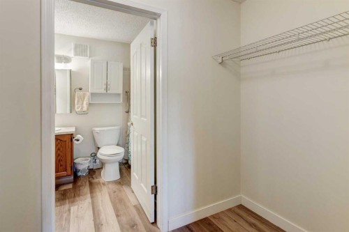 108-309 Woodside Drive Nw, Airdrie, AB - Indoor Photo Showing Bathroom