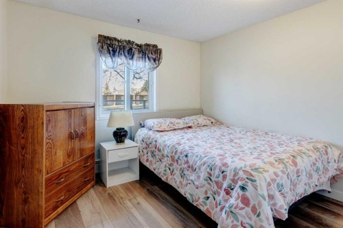 108-309 Woodside Drive Nw, Airdrie, AB - Indoor Photo Showing Bedroom