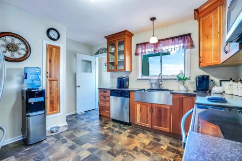 250077 Range Road 261 Road, Rural Wheatland County, AB - Indoor Photo Showing Kitchen