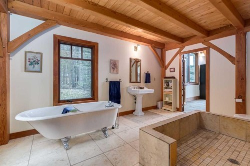 10-32376 Highway 760, Rural Mountain View County, AB - Indoor Photo Showing Bathroom