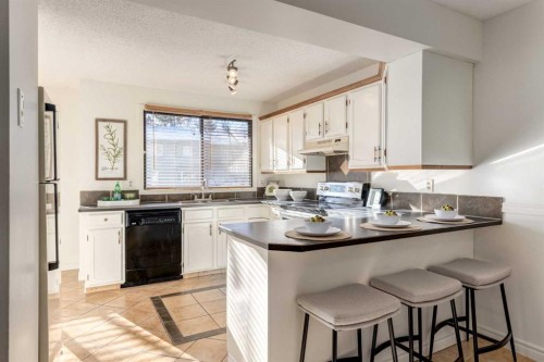 116 Point Drive Nw, Calgary, AB - Indoor Photo Showing Kitchen