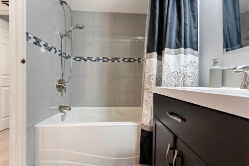146 Copperstone Grove Se, Calgary, AB - Indoor Photo Showing Bathroom