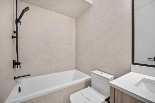 120 13 Street Ne, Calgary, AB - Indoor Photo Showing Bathroom