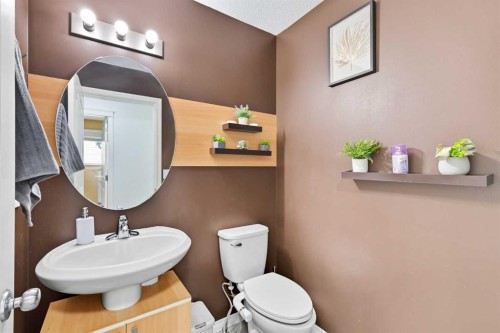 129 Luxstone Green Sw, Airdrie, AB - Indoor Photo Showing Bathroom