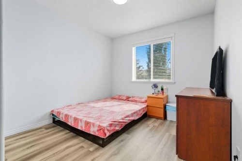 129 Luxstone Green Sw, Airdrie, AB - Indoor Photo Showing Bedroom