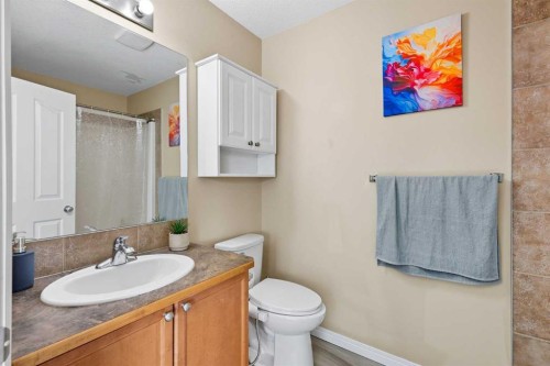 129 Luxstone Green Sw, Airdrie, AB - Indoor Photo Showing Bathroom