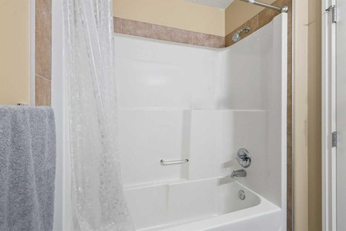 129 Luxstone Green Sw, Airdrie, AB - Indoor Photo Showing Bathroom