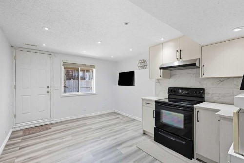 129 Luxstone Green Sw, Airdrie, AB - Indoor Photo Showing Kitchen
