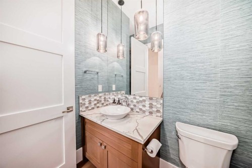 3637 13 Street Sw, Calgary, AB - Indoor Photo Showing Bathroom