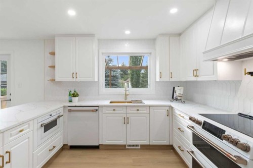 472 Cedarille Crescent Sw, Calgary, AB - Indoor Photo Showing Kitchen With Upgraded Kitchen