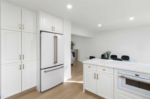 472 Cedarille Crescent Sw, Calgary, AB - Indoor Photo Showing Other Room