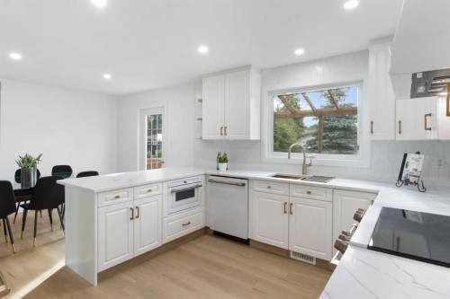 472 Cedarille Crescent Sw, Calgary, AB - Indoor Photo Showing Kitchen With Upgraded Kitchen