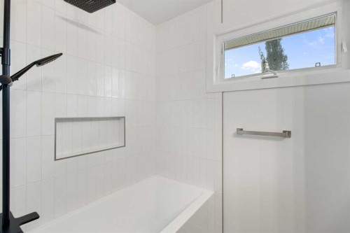 472 Cedarille Crescent Sw, Calgary, AB - Indoor Photo Showing Bathroom
