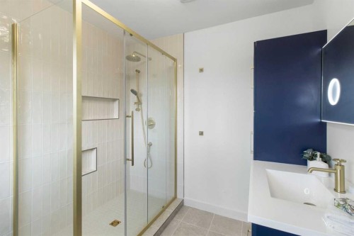 472 Cedarille Crescent Sw, Calgary, AB - Indoor Photo Showing Bathroom