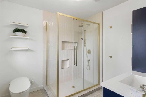 472 Cedarille Crescent Sw, Calgary, AB - Indoor Photo Showing Bathroom