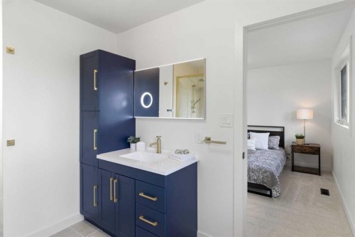 472 Cedarille Crescent Sw, Calgary, AB - Indoor Photo Showing Bedroom