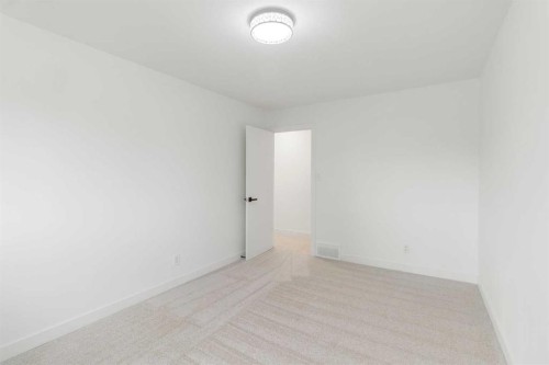 472 Cedarille Crescent Sw, Calgary, AB - Indoor Photo Showing Other Room