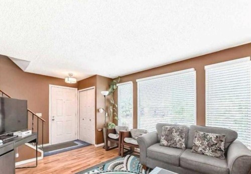 5625 Templehill Road Ne, Calgary, AB - Indoor Photo Showing Living Room