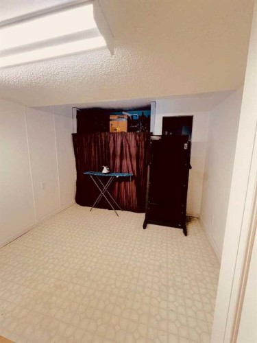 5625 Templehill Road Ne, Calgary, AB - Indoor Photo Showing Other Room