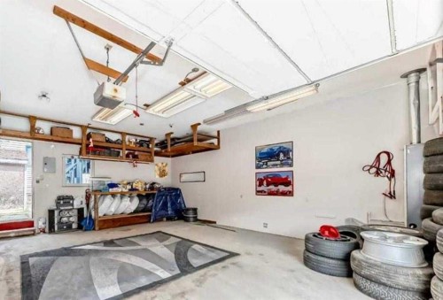 5625 Templehill Road Ne, Calgary, AB - Indoor Photo Showing Garage