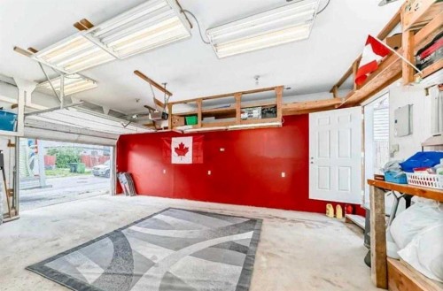 5625 Templehill Road Ne, Calgary, AB - Indoor Photo Showing Garage