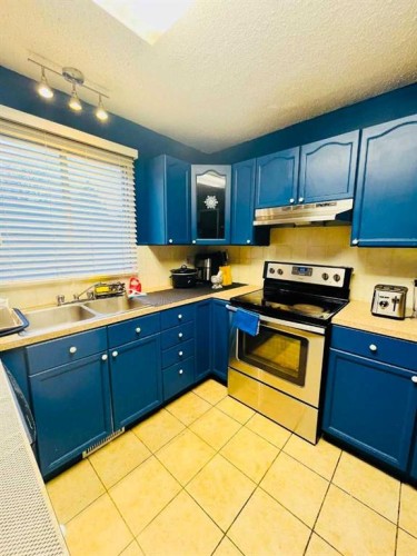 5625 Templehill Road Ne, Calgary, AB - Indoor Photo Showing Kitchen With Double Sink