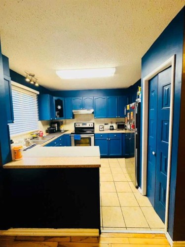 5625 Templehill Road Ne, Calgary, AB - Indoor Photo Showing Kitchen