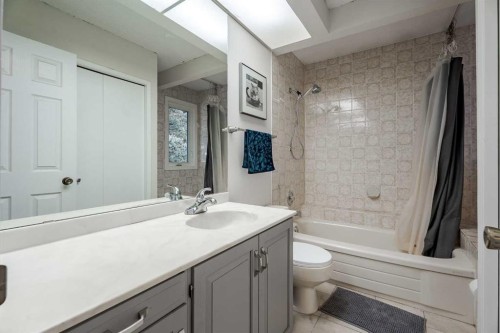 2427 Deer Side Drive, Calgary, AB - Indoor Photo Showing Bathroom