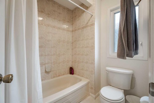 2427 Deer Side Drive, Calgary, AB - Indoor Photo Showing Bathroom