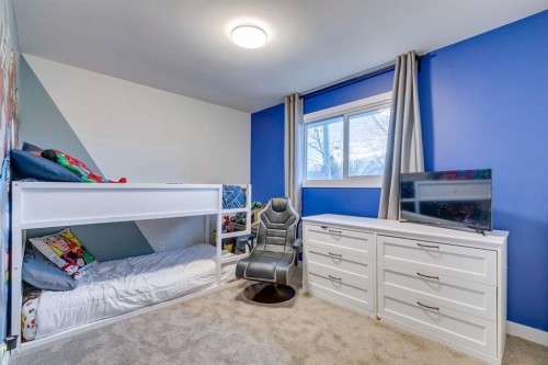 1324 Lake Sylvan Drive Se, Calgary, AB - Indoor Photo Showing Bedroom