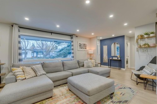 1324 Lake Sylvan Drive Se, Calgary, AB - Indoor Photo Showing Living Room