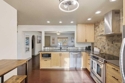 535 30 Avenue Nw, Calgary, AB - Indoor Photo Showing Kitchen